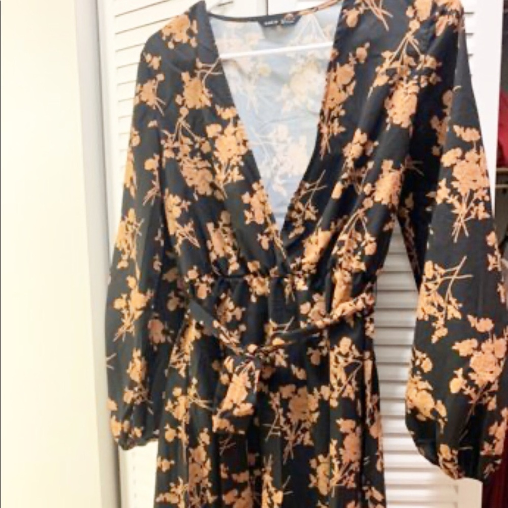 💚SOLD Plunge Neck Floral Dress - Picture 3 of 5